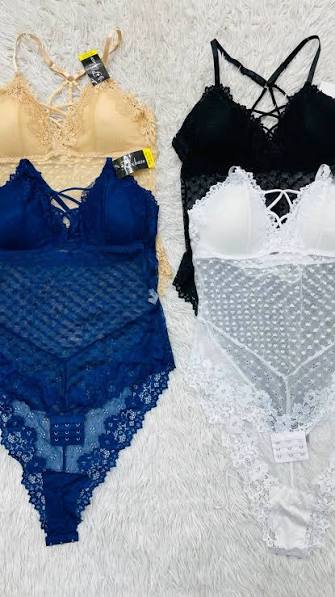 Body de encaje con corazones