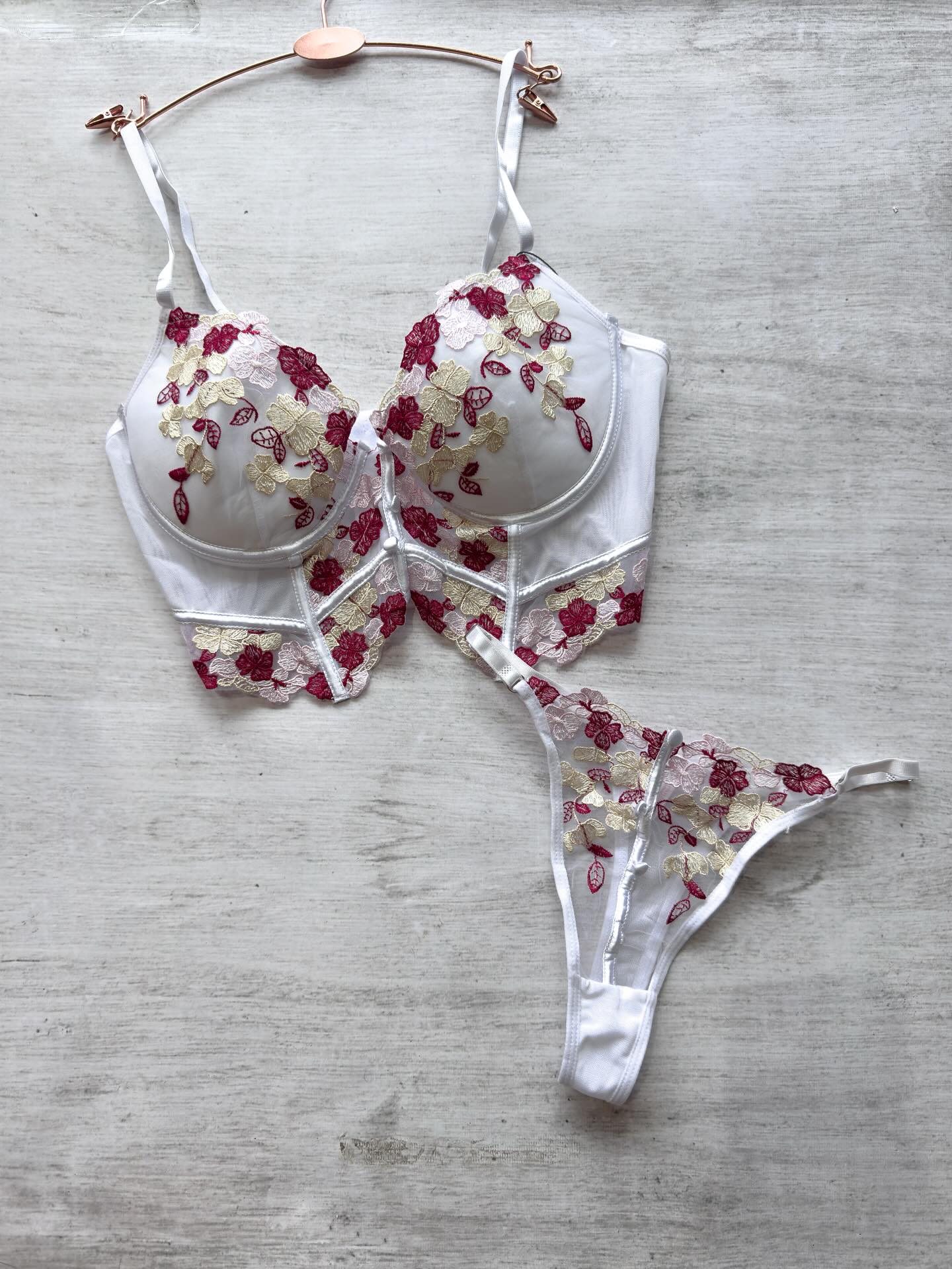 Conjunto dos piezas con flores bordadas (corset + colales)