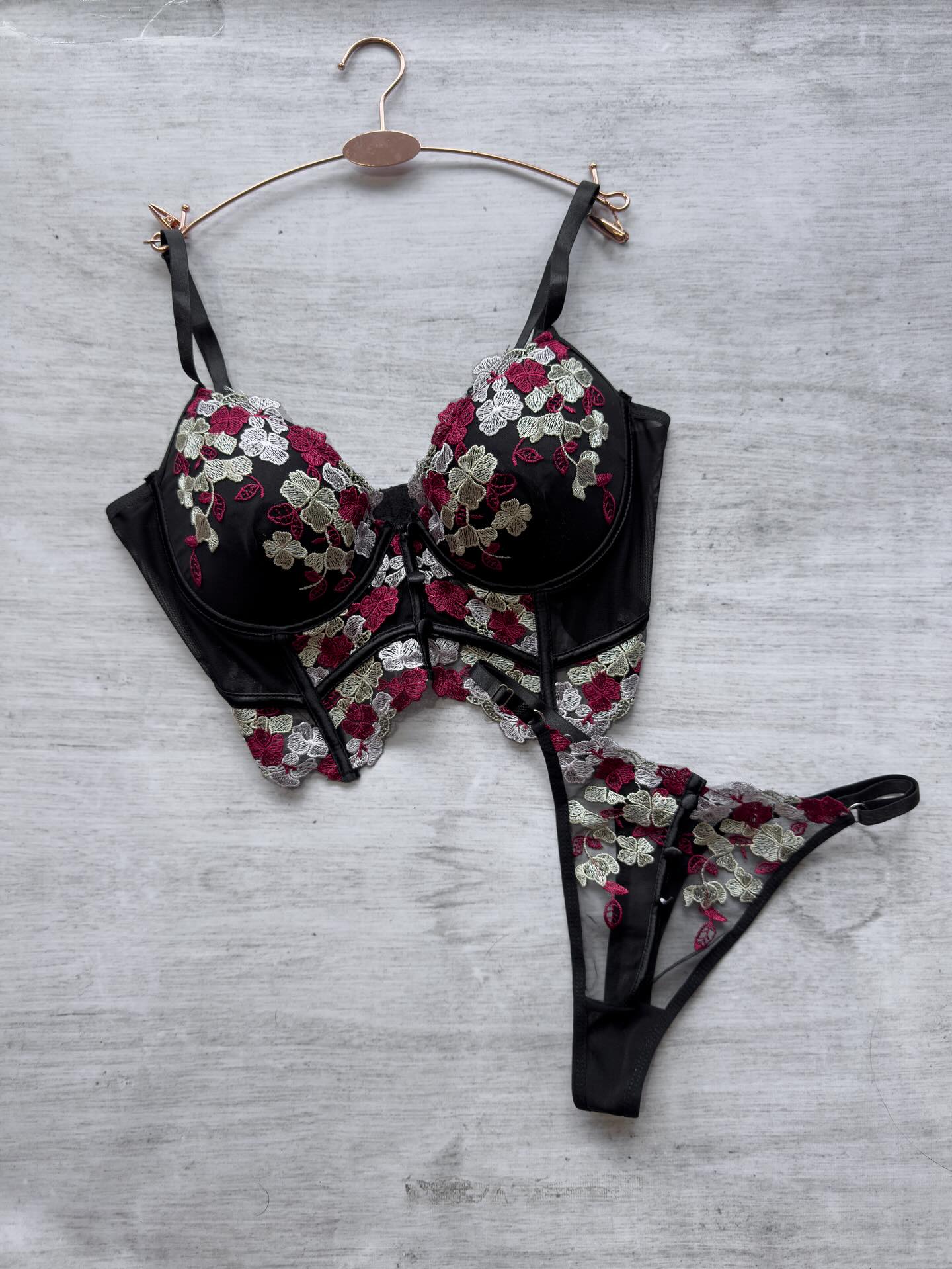 Conjunto dos piezas con flores bordadas (corset + colales)