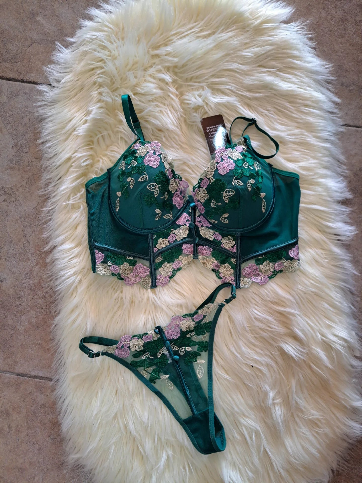 Conjunto dos piezas con flores bordadas (corset + colales)