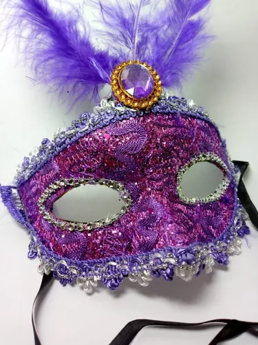 Antifaz con detalle de piedra y plumas