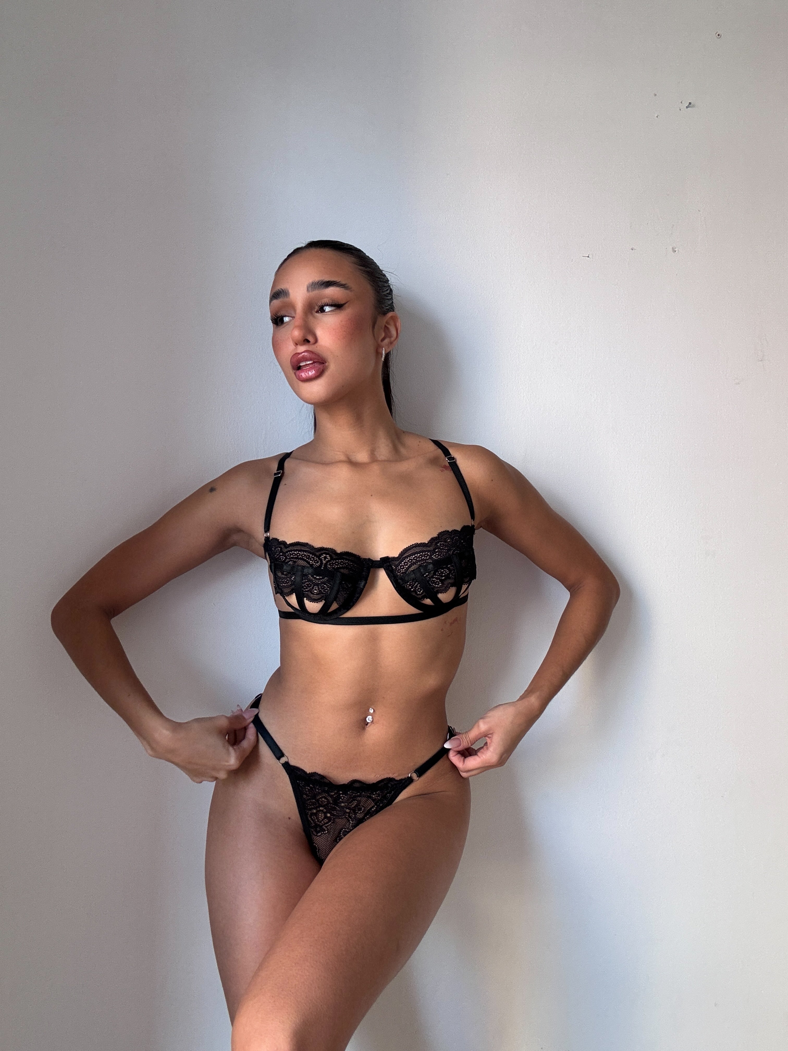 Conjunto encaje de corpiño con arnes abajo - DAKOTA - Buttman Sexshop en Tucuman